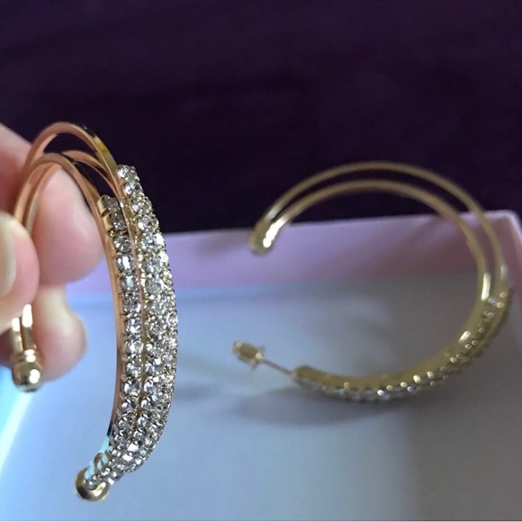 Jewelry - Ladies gold tone hoop earrings